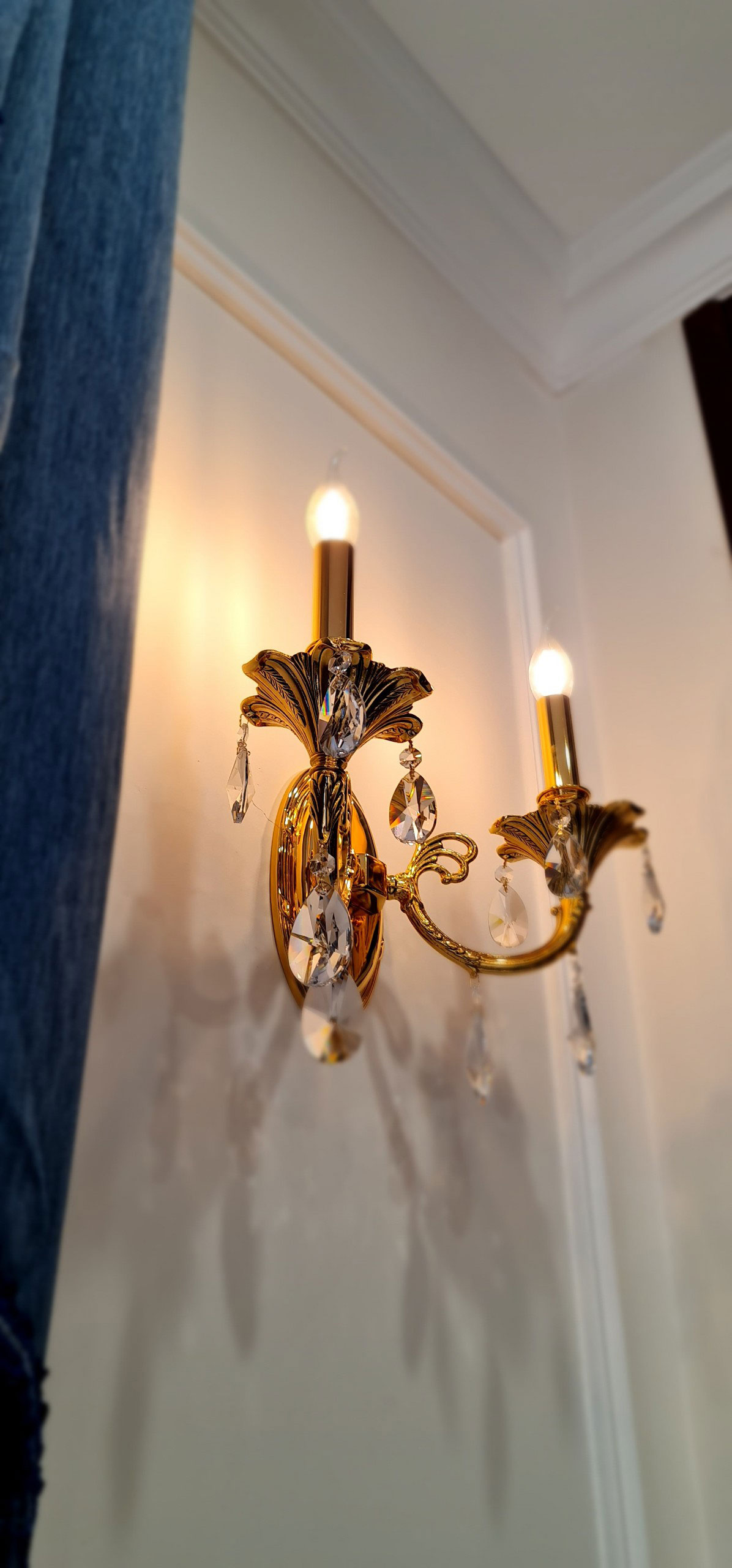 Đèn tường đồng pha lê cây nến cổ điển tinh tế đồng bộ với đèn chùm phòng khách cho thiết kế thi công phòng khách