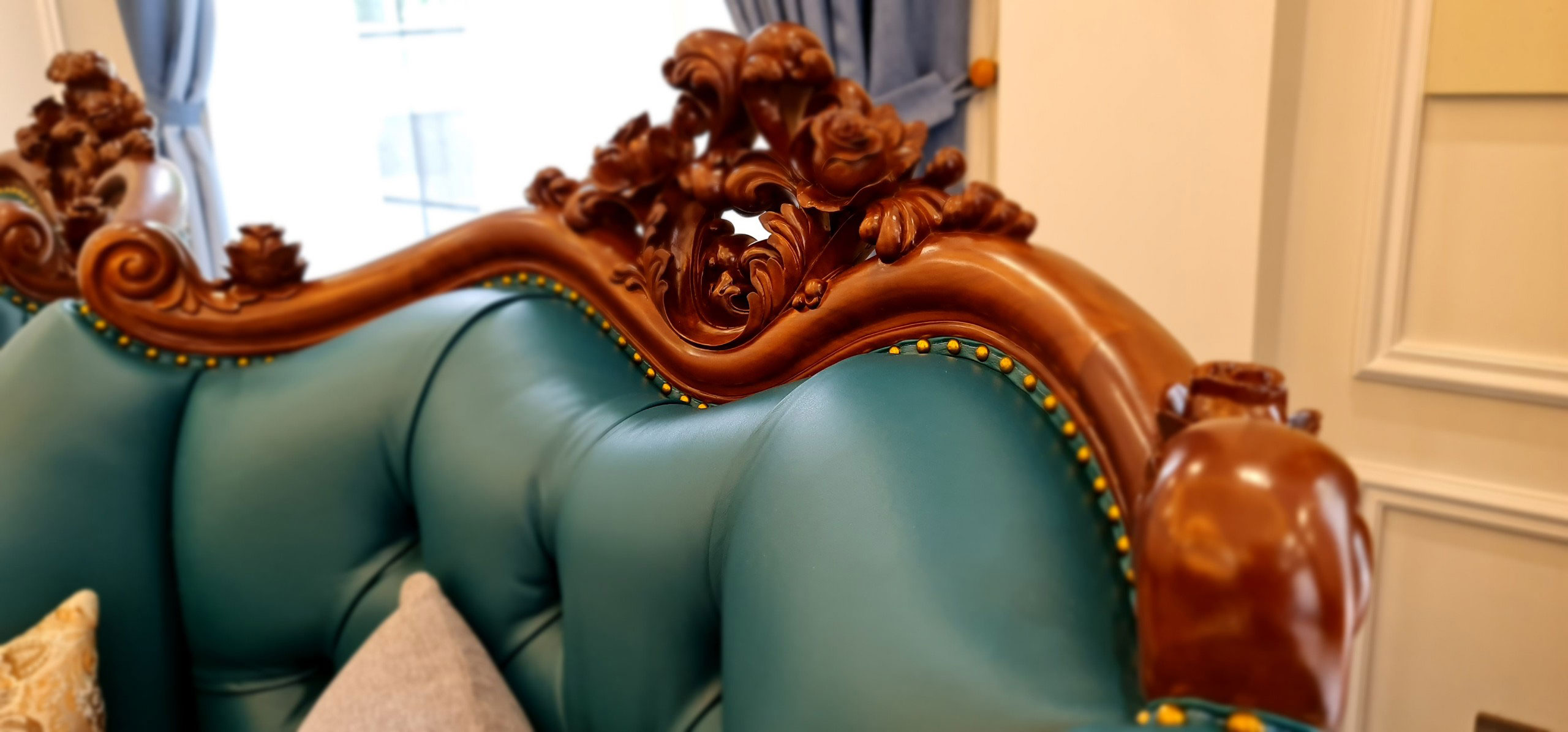Hoa văn ghế dài sofa mang đến màu sắc riêng trong thiết kế nội thất biệt thự